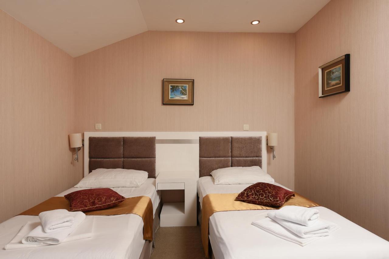 Family Hotel Zane Паг Екстер'єр фото